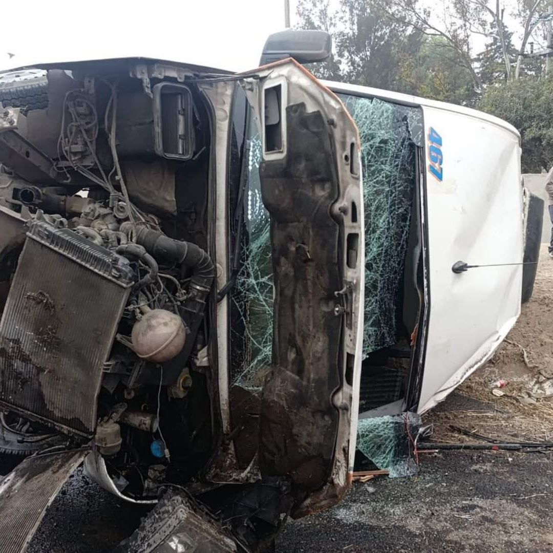 Combi accidentada en Circuito Exterior Mexiquense. Foto: X @pciviledomex