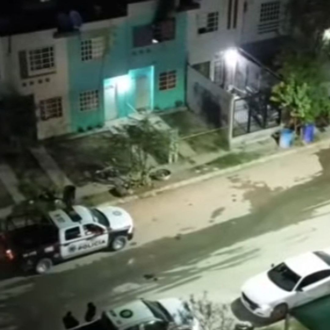 Autoridades resguardando casa incendiada