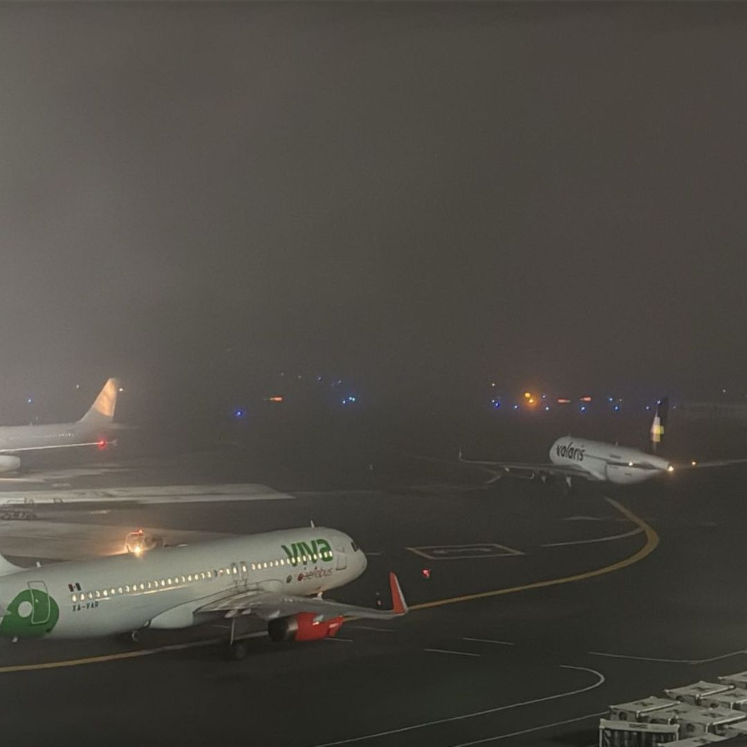 Aviones en el AICM rodeados por neblina