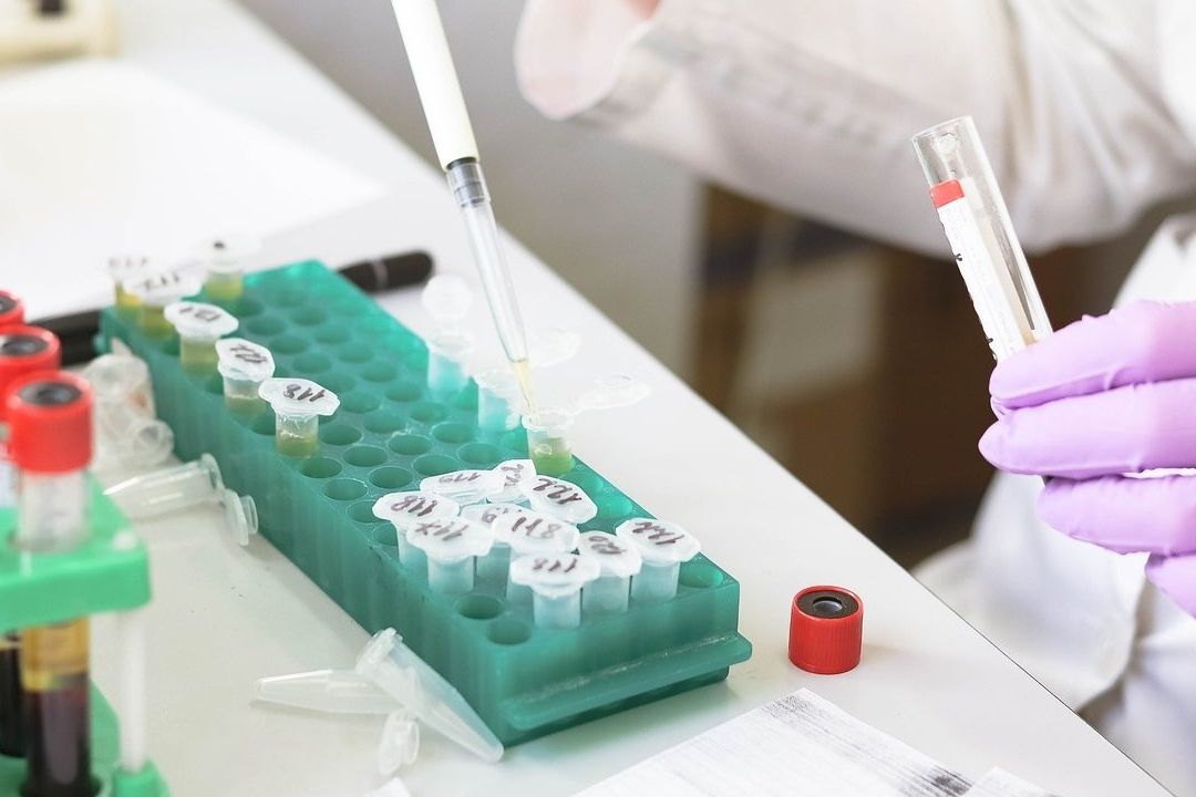 Un nuevo estudio reveló que la combinación de tres fármacos ayuda a frenar el cáncer renal avanzado en pacientes no tratados previamente