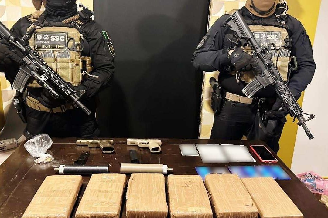 Droga y armas aseguradas a colombianos de célula de red internacional