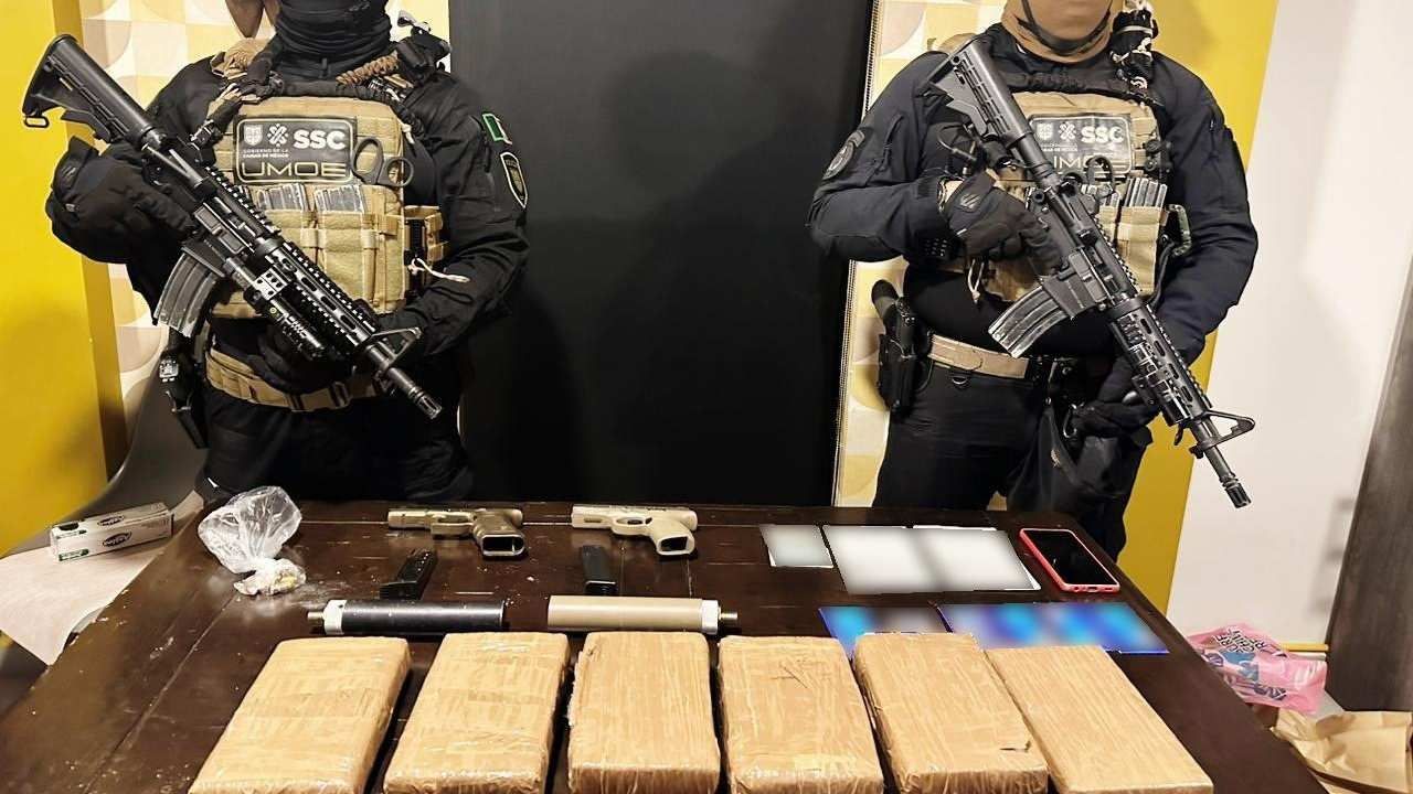 Droga y armas aseguradas a colombianos de célula de red internacional