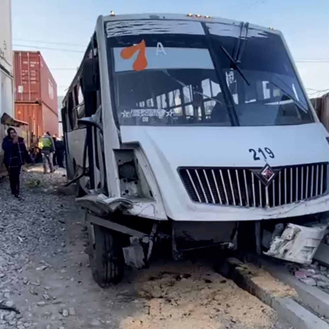 Camión de Ruta Choca con Tren en Saltillo; Hay 10 Lesionados