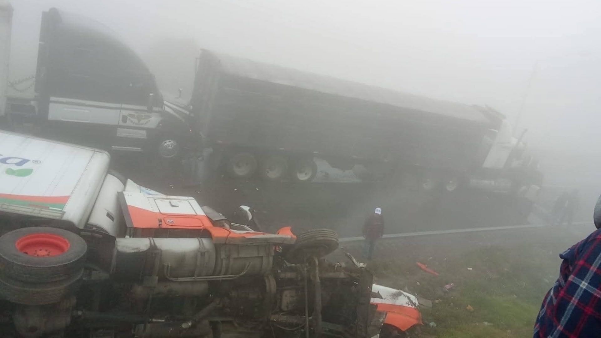 Cierre Total de Autopista Puebla Orizaba por Accidente Múltiple de Tráileres y Autobuses Pasajeros Tramo Acatzingo Cd Mendoza