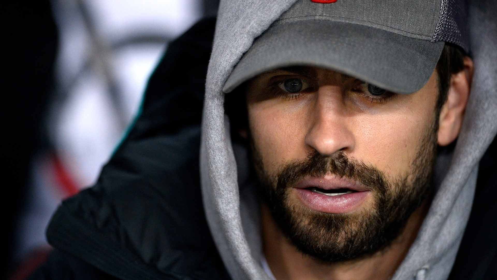 Gerard Piqué, con sudadera y gorra