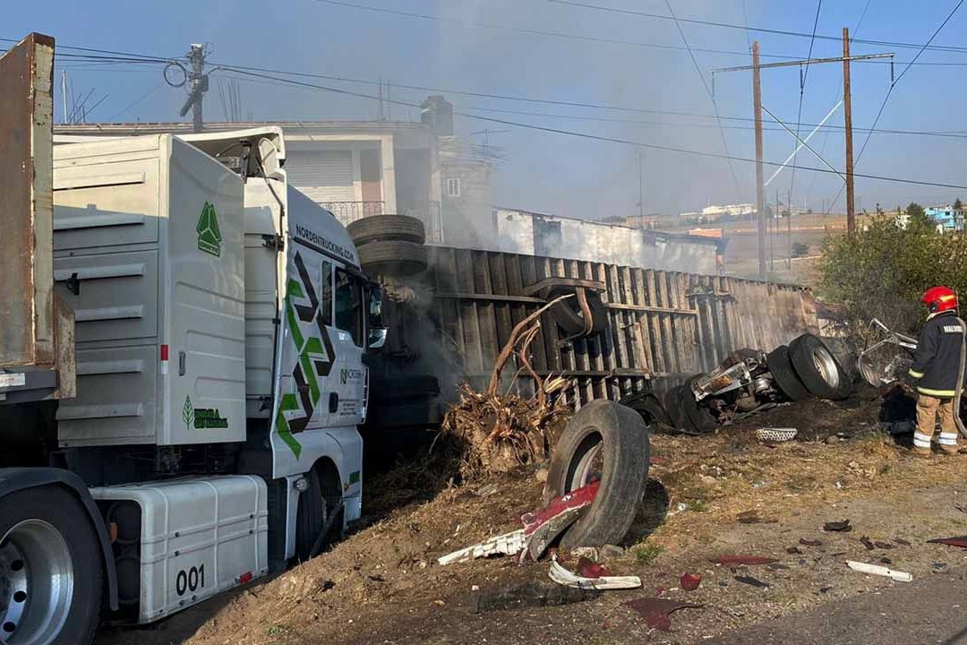 Chocan tráileres de frente en carretera Toluca-Zitácuaro; hay un muerto