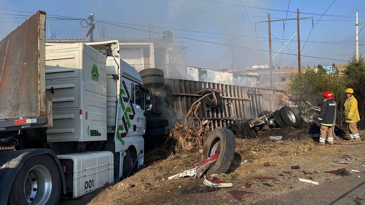 Chocan tráileres de frente en carretera Toluca-Zitácuaro; hay un muerto