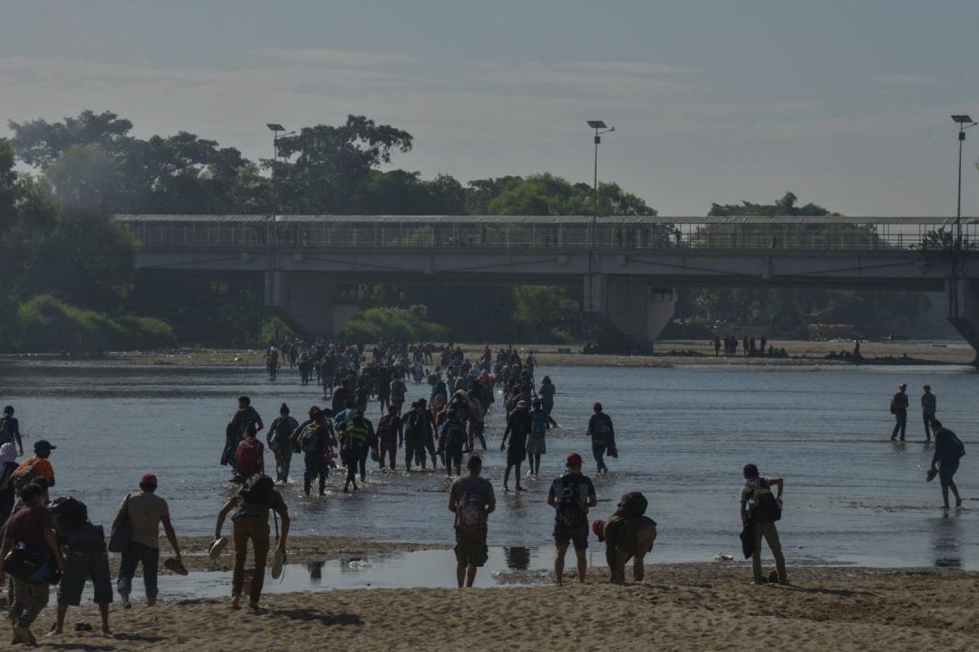 Migrantes en el río Suchiate, en Chiapas. Foto: Cuartoscuro