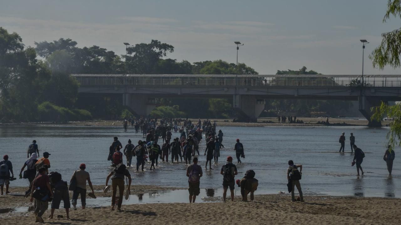 Migrantes en el río Suchiate, en Chiapas. Foto: Cuartoscuro