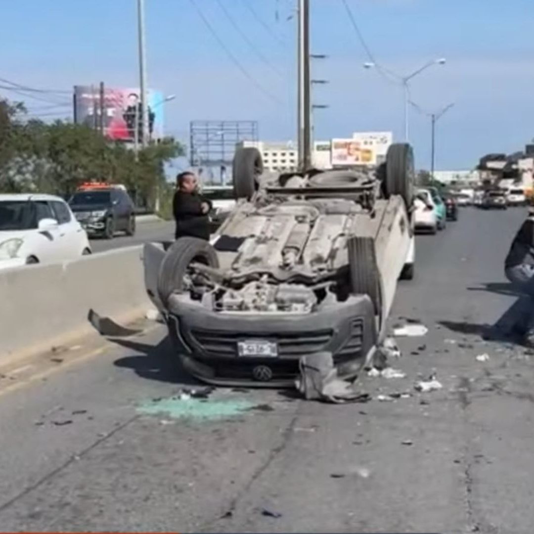 Camioneta volcada en Avenida Miguel Alemán