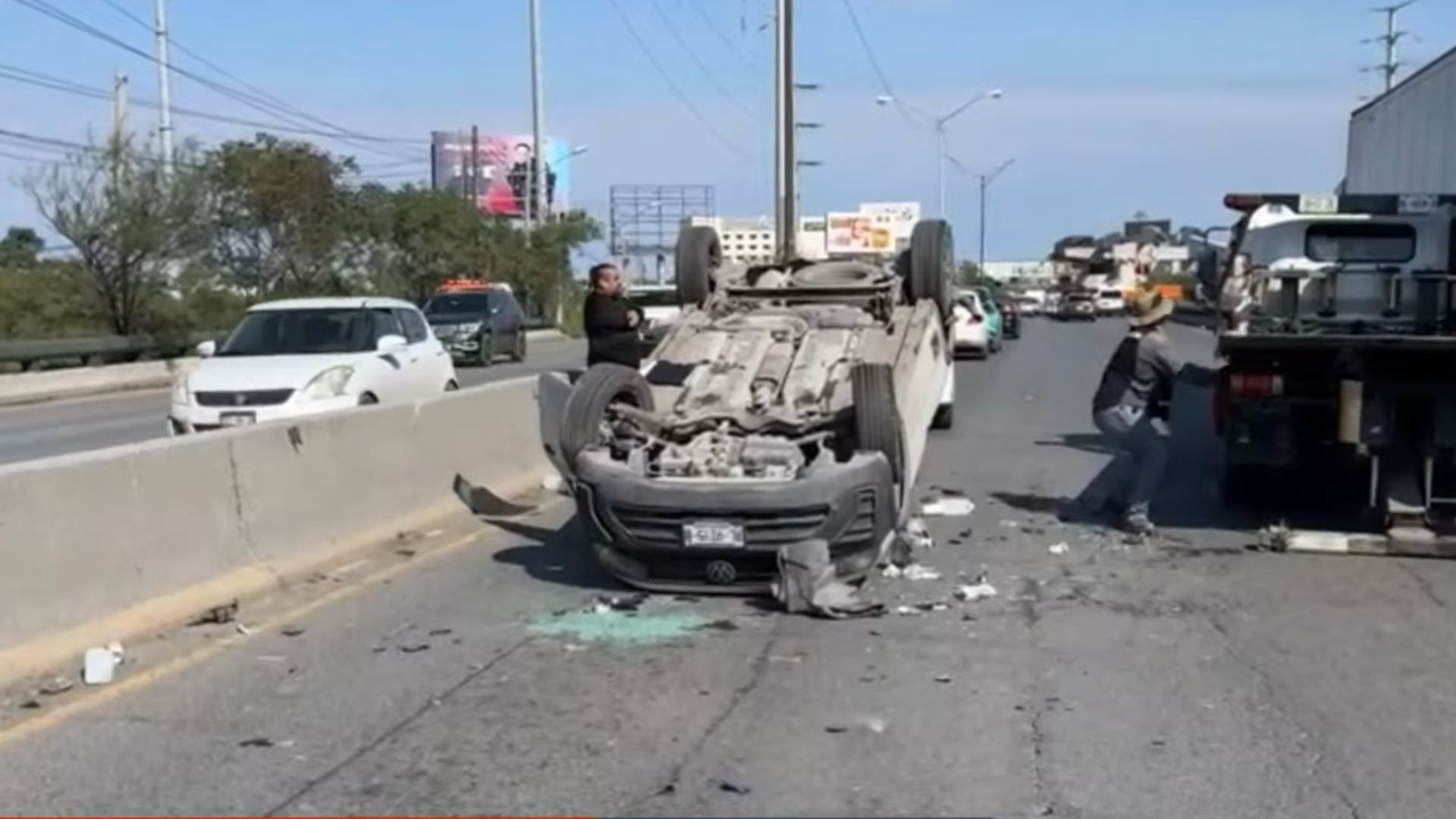 Camioneta volcada en Avenida Miguel Alemán