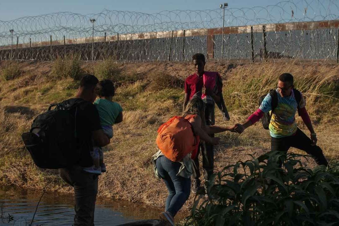 ¿Cuánto cobran los polleros en 2023 y por que no deberías recurrir a uno?