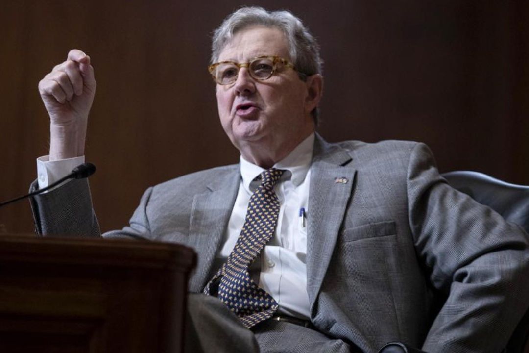 El senador republicano John Kennedy, habla durante una audiencia