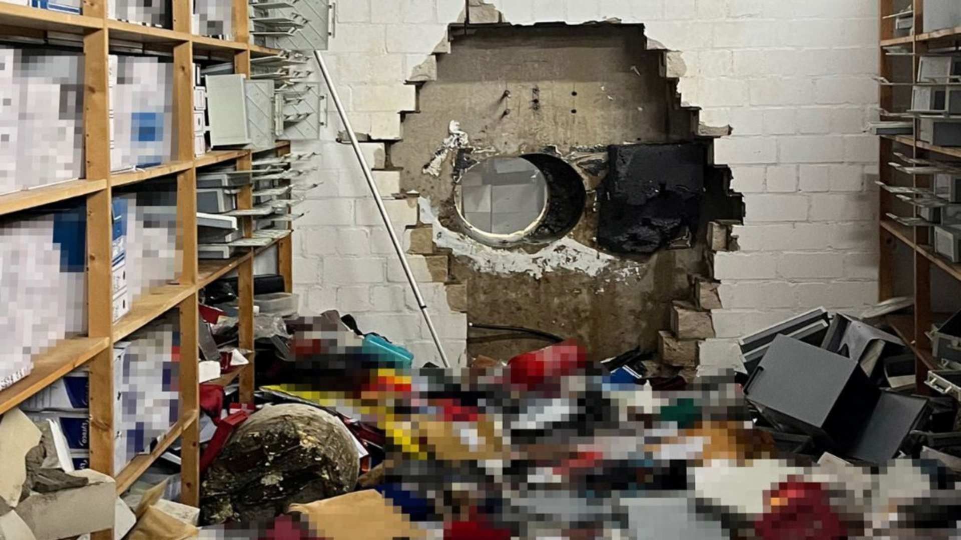 Los ladrones entraron en la cámara acoraza a través de un gran agujero