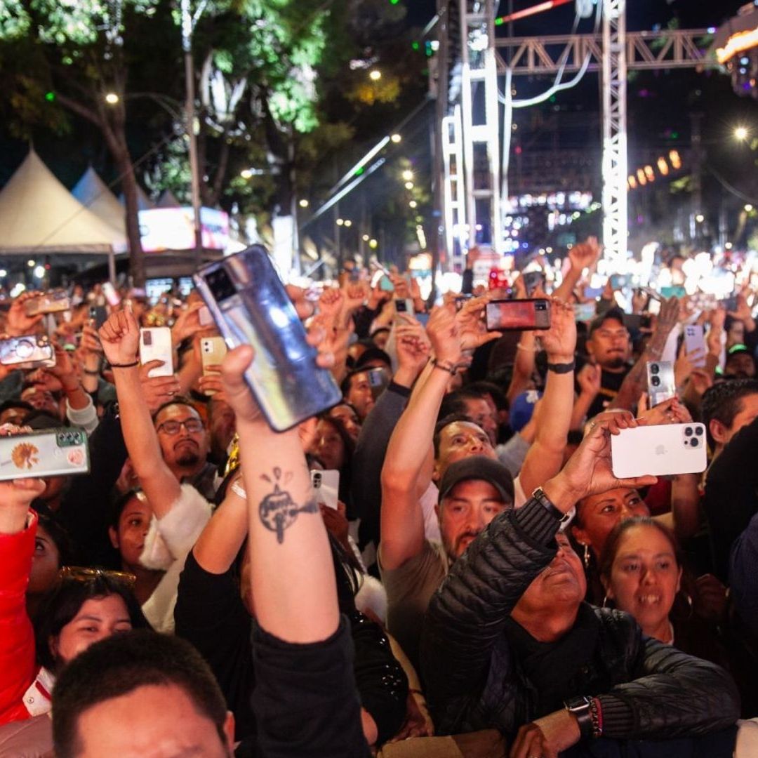 Varias personas en un concierto.