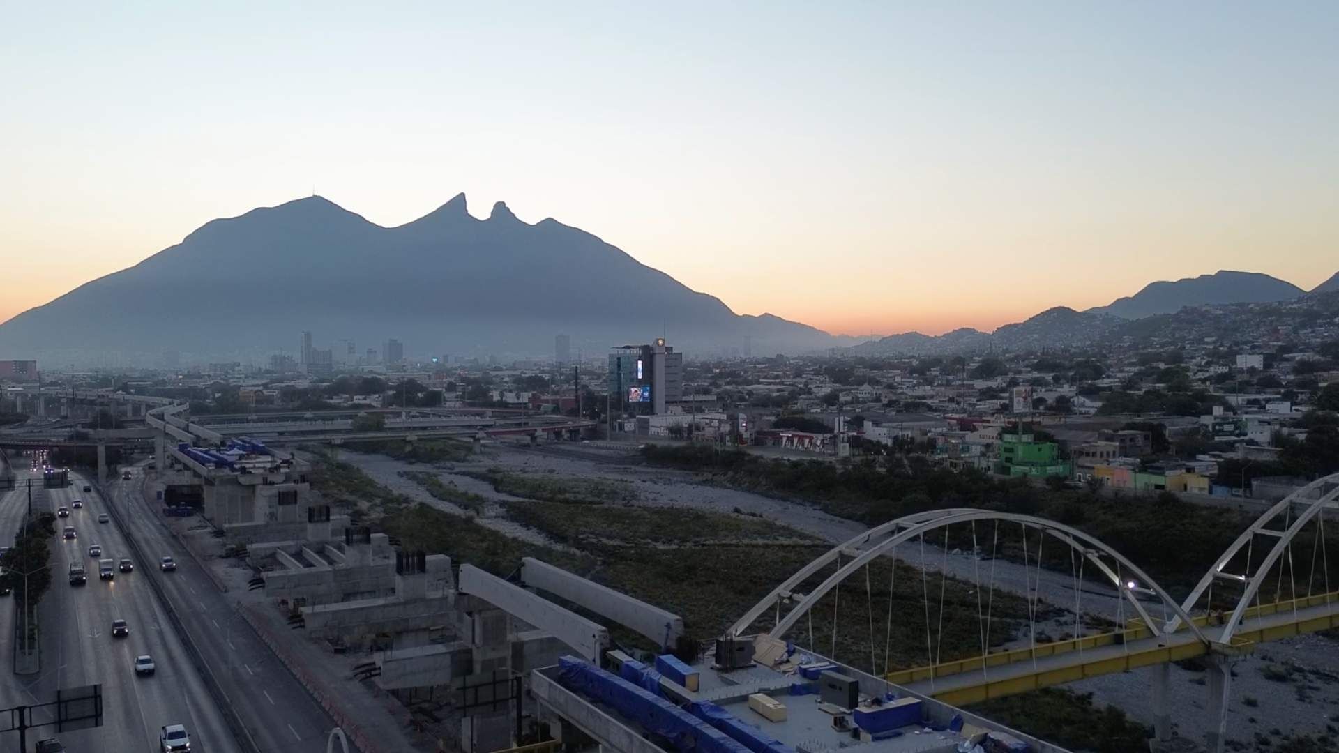 Amanecer en Cerro de la Silla en Monterrey, Nuevo León