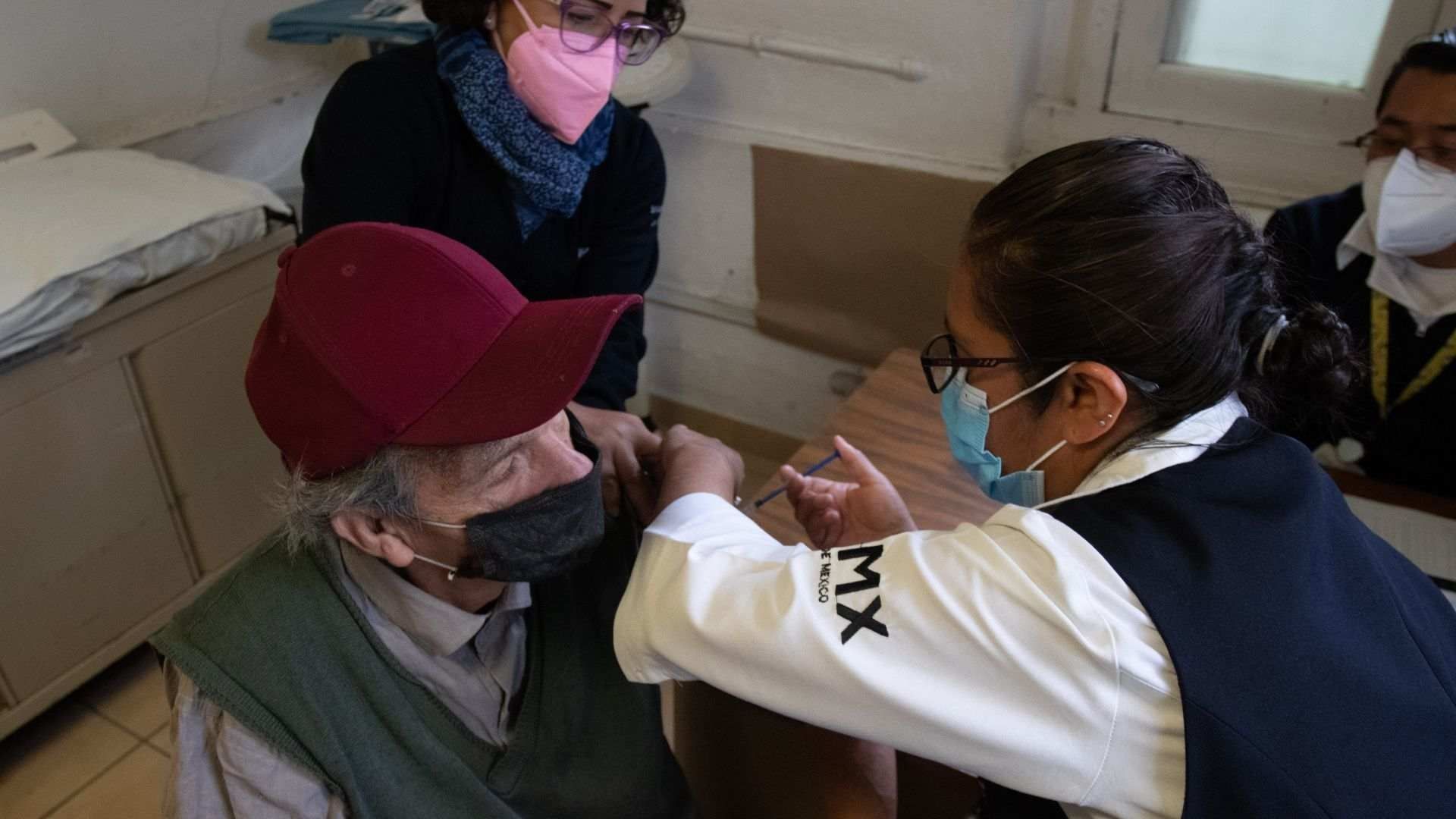 Adulto mayor vacunandose en Centro de Salud en CDMX