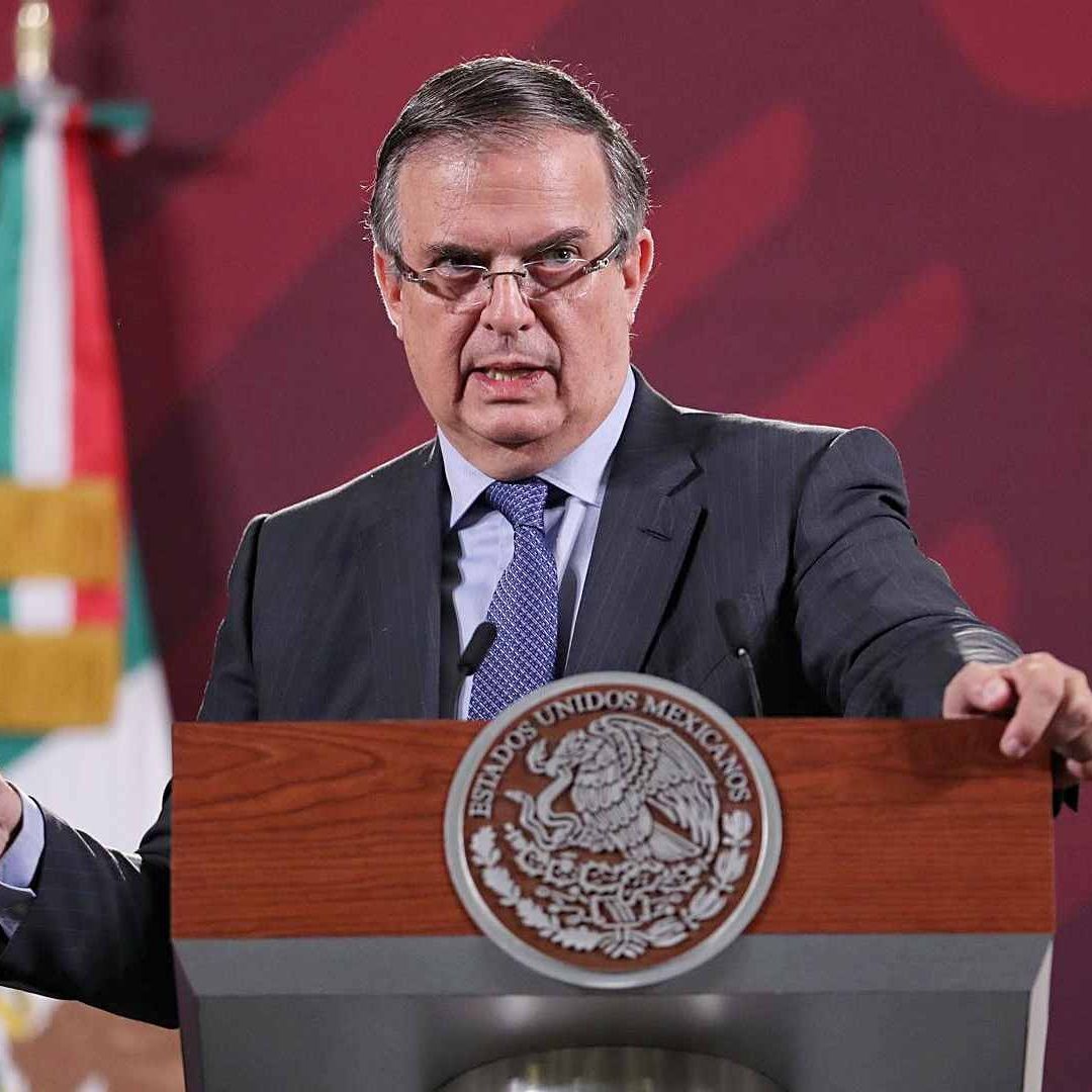 Ebrard dice que México no recibirá al día más de mil migrantes deportados de EU