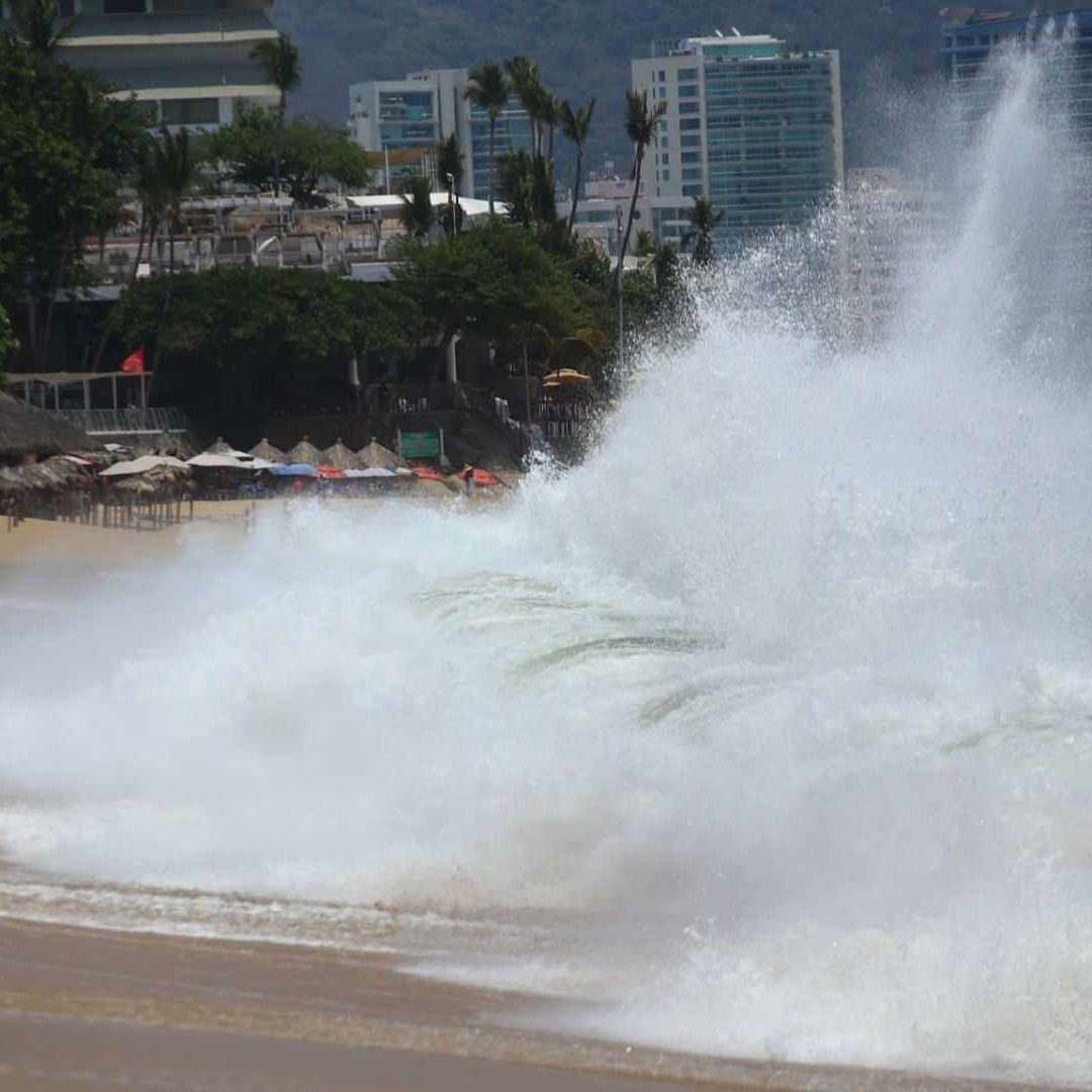 Mar de fondo en playas de Acapulco, Guerrero