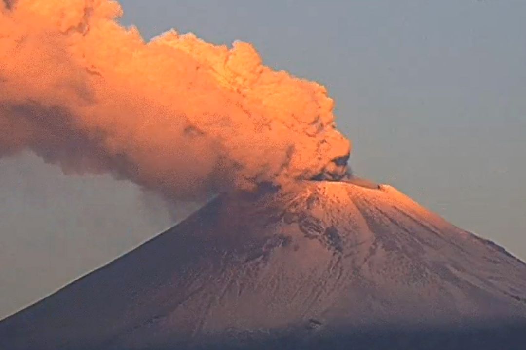 En las últimas horas, el volcán Popocatépetl registró alta actividad acompañada de varias explosiones