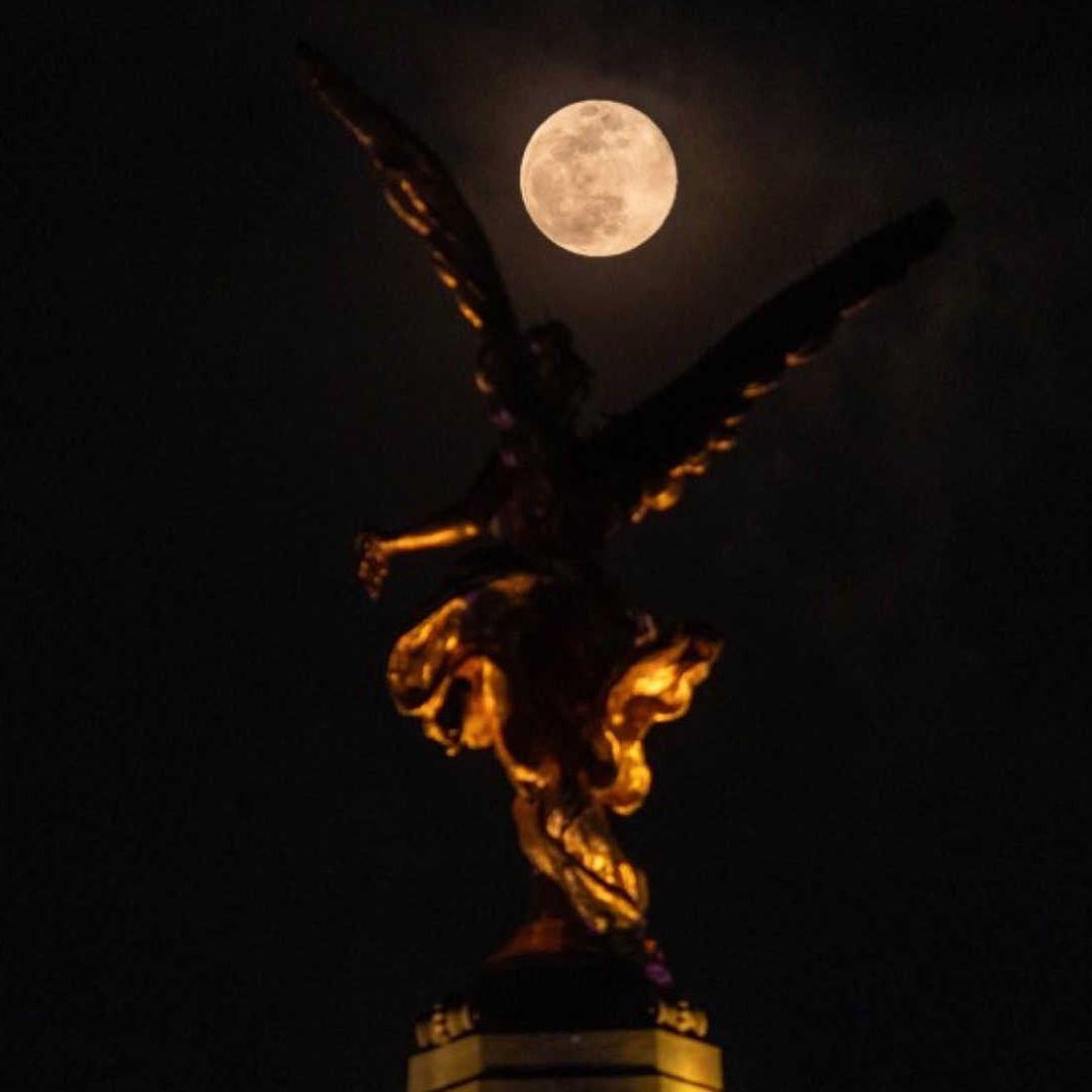 Luna llena vista desde el Ángel de la Independencia en la Ciudad de México