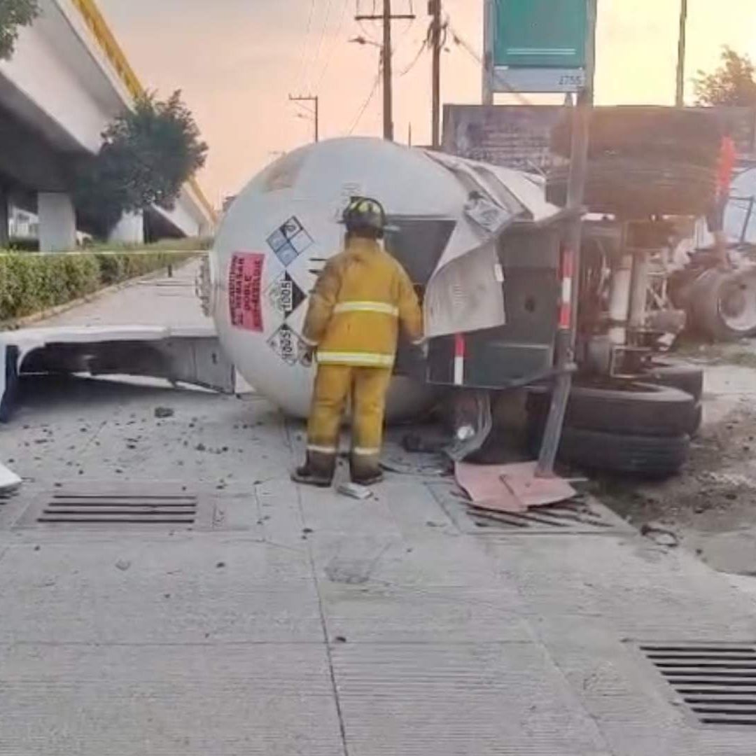 Pipa Cargada con Amoniaco Cae Distribuidor Vial Coatzacoalcos Veracruz Puente Joroba Persona Lesionada
