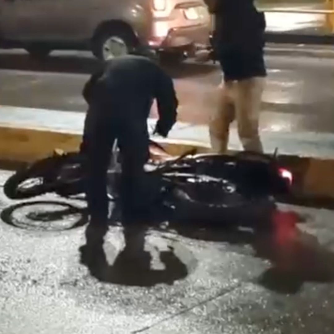 El conductor perdió el control de la unidad, derrapó sobre el pavimento y terminó impactándose contra una luminaria