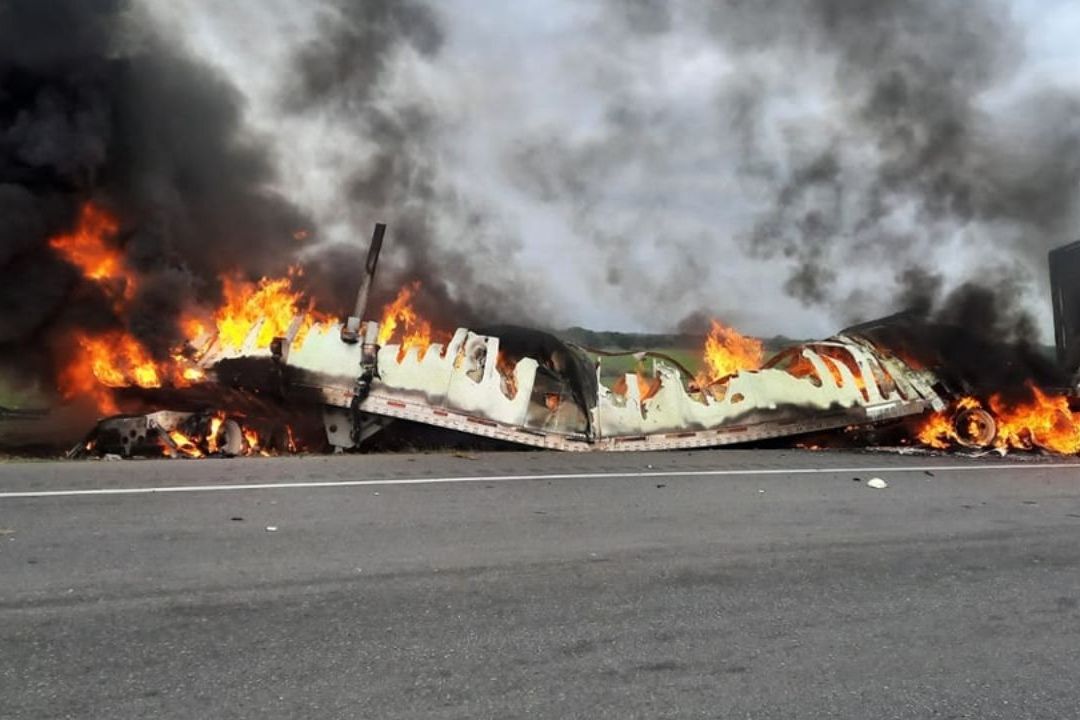 Según información del coordinador de Protección Civil Estatal, Luis Gerardo González, tras el accidente ambas unidades se incendiaron y terminaron calcinadas.