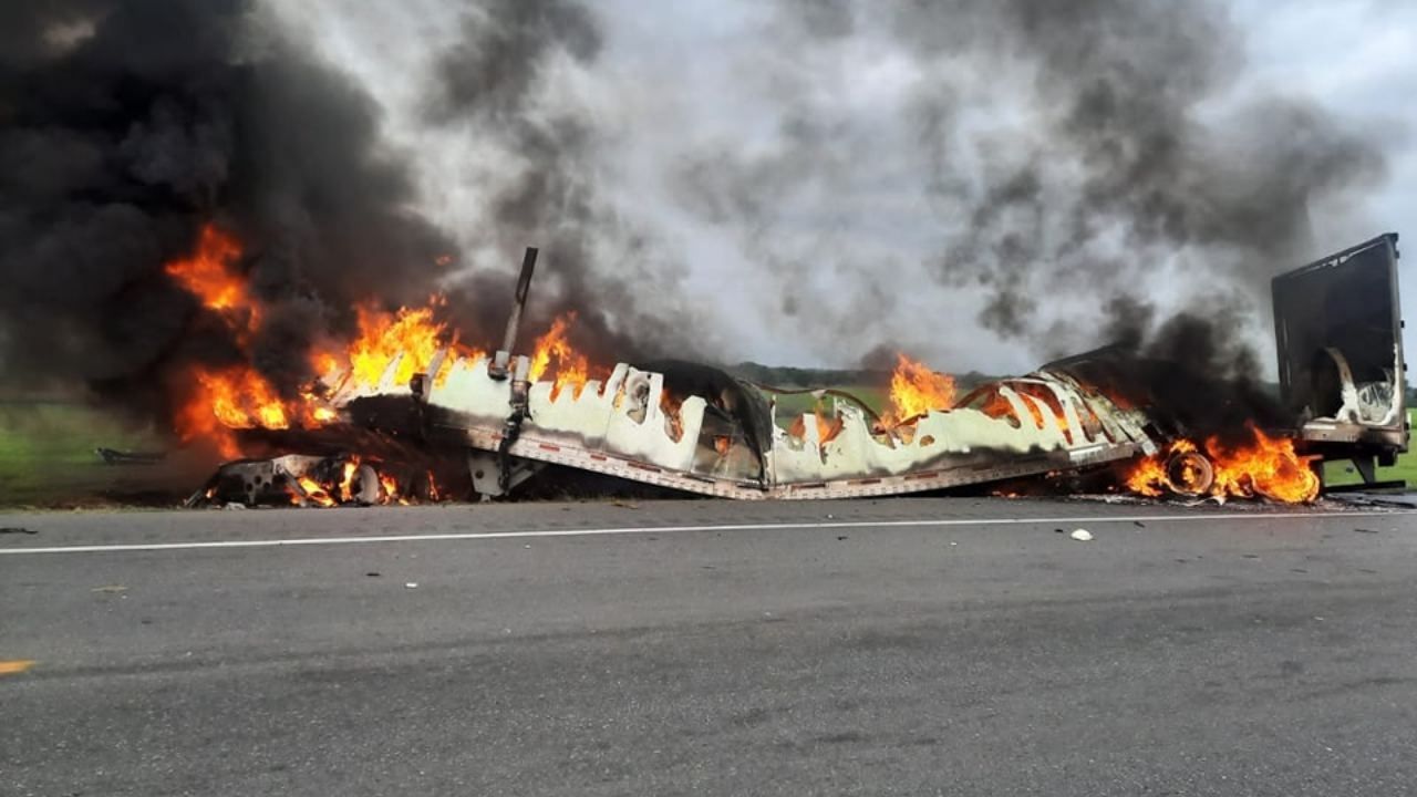Según información del coordinador de Protección Civil Estatal, Luis Gerardo González, tras el accidente ambas unidades se incendiaron y terminaron calcinadas.