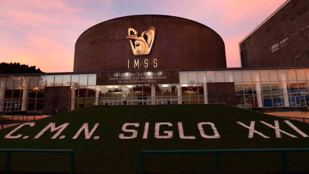 IMSS no dio a conocer si la mujer que aparece en el video trabajó con el funcionario