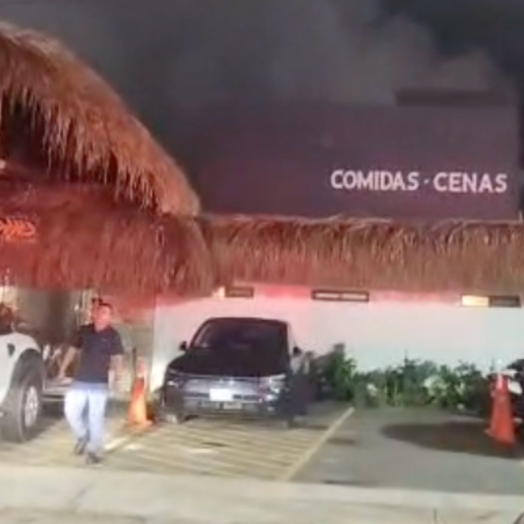 Durante la madrugada de este jueves 1 de enero se reportó el incendio y evacuación de un restaurante en Boca del Río, hay un lesionado.