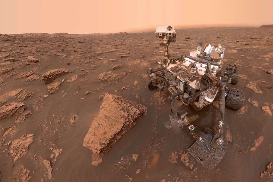 Rover Curiosity encuentra roca con forma de libro en Marte