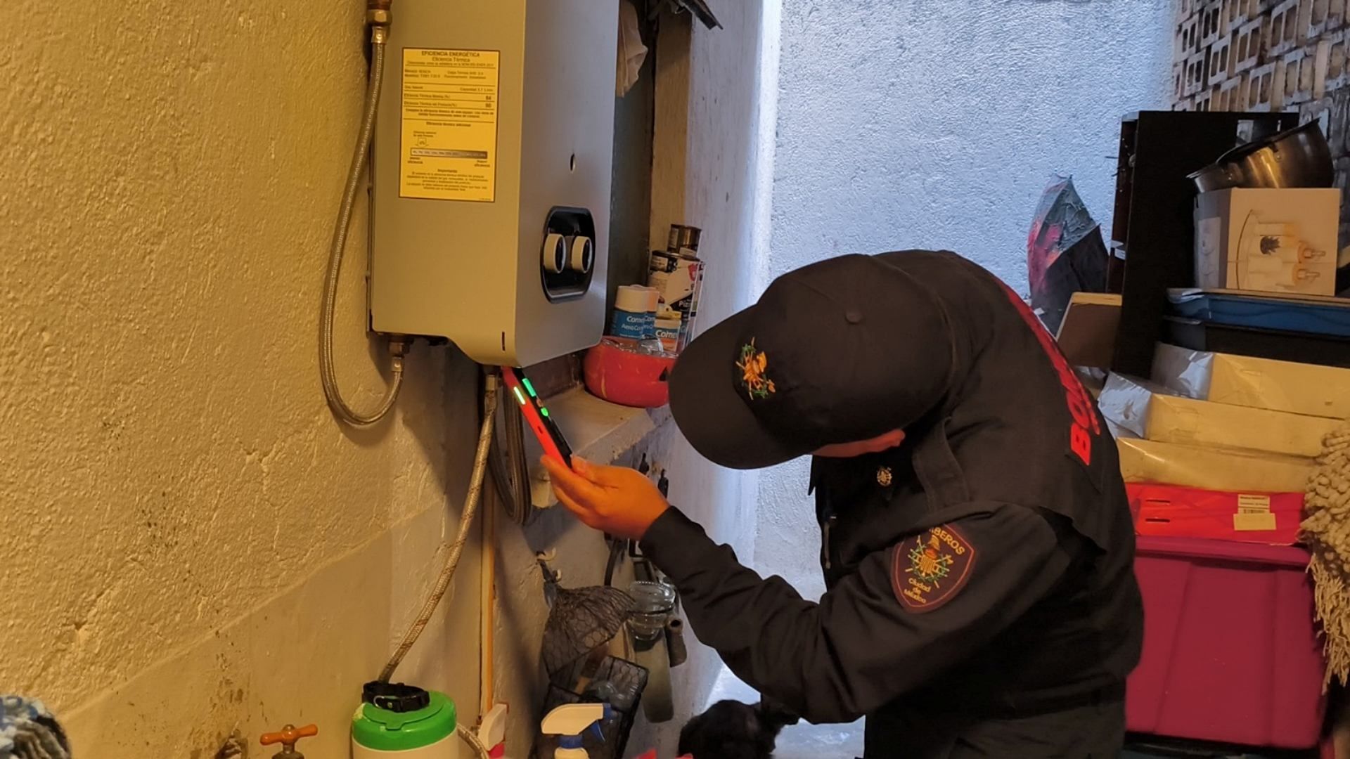 Bomberos revisan instalaciones en domicilio de CDMX.