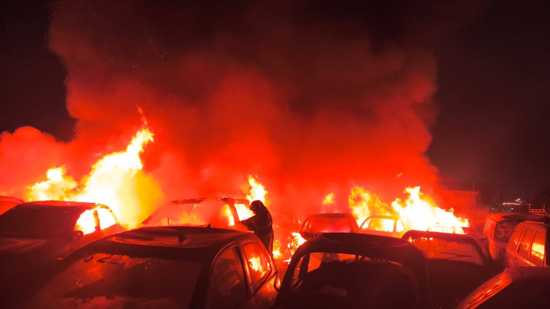 Incendio en depósito vehicular en Iztapalapa.