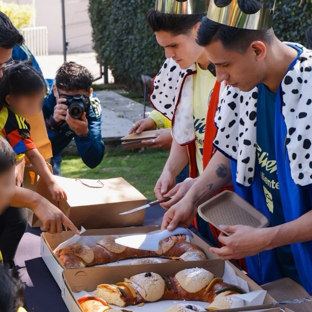 Jugadores del América Parten Rosca con Niños y se Visten de Reyes Magos.