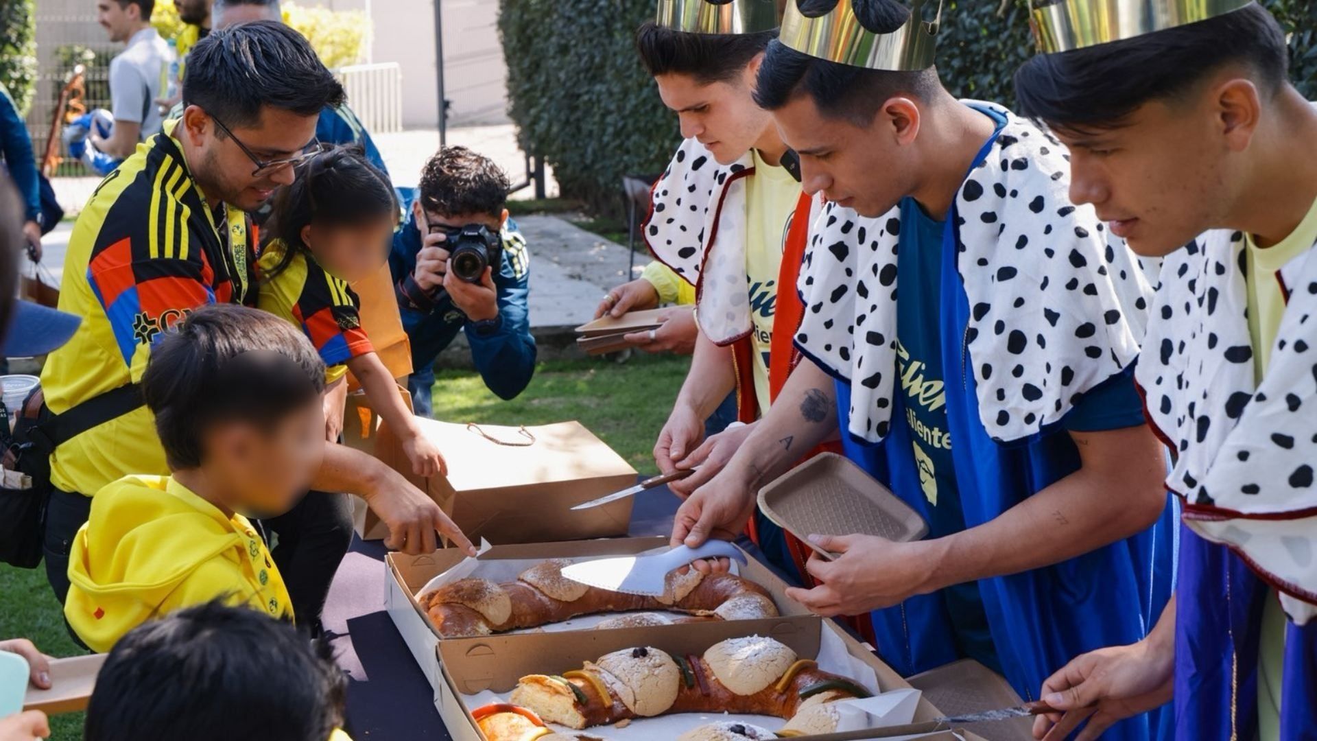 Jugadores del América Parten Rosca con Niños y se Visten de Reyes Magos.