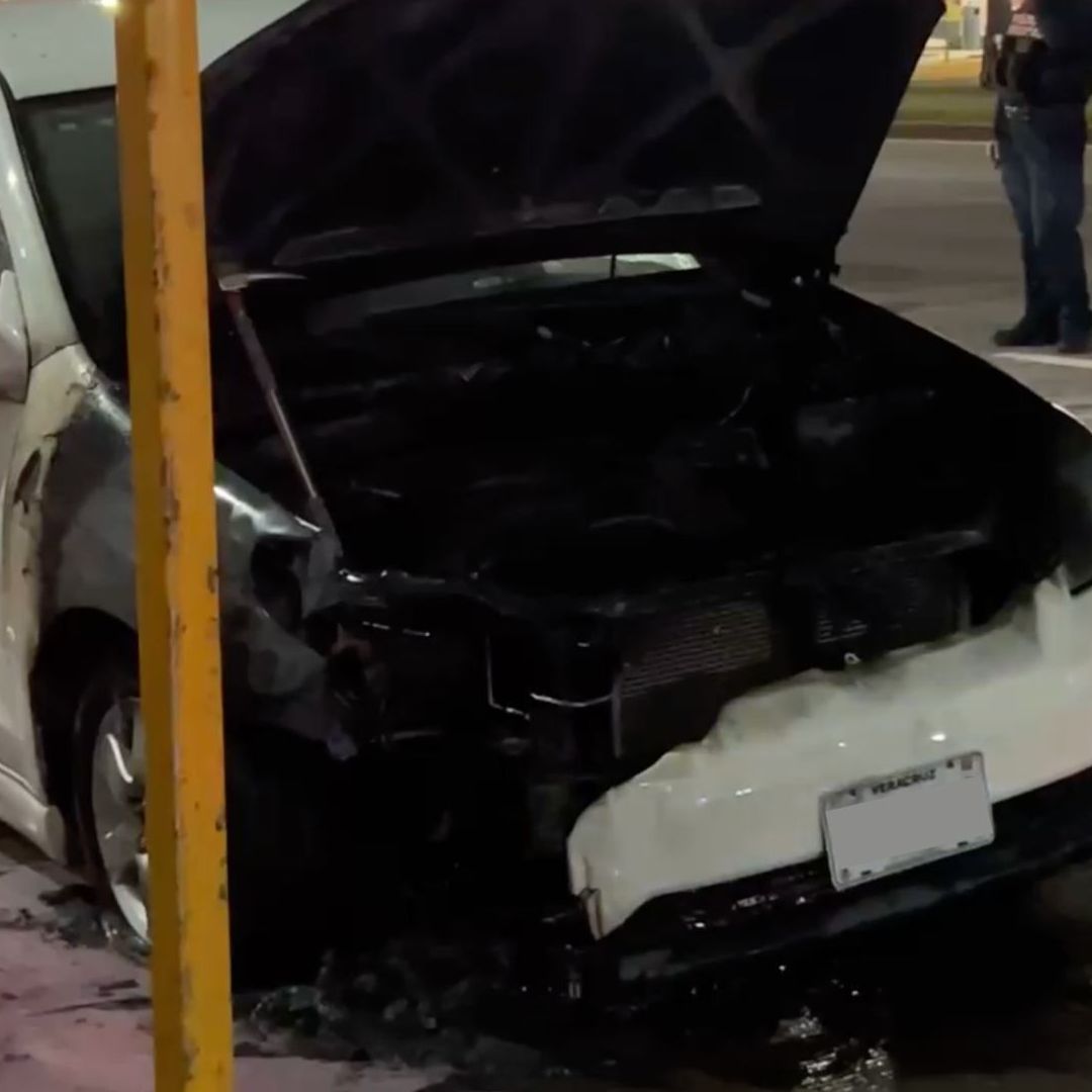 Auto se Incendia Frente al Banco de México y Provoca Movilización en Adolfo Ruiz Cortines Boca del Río Veracruz