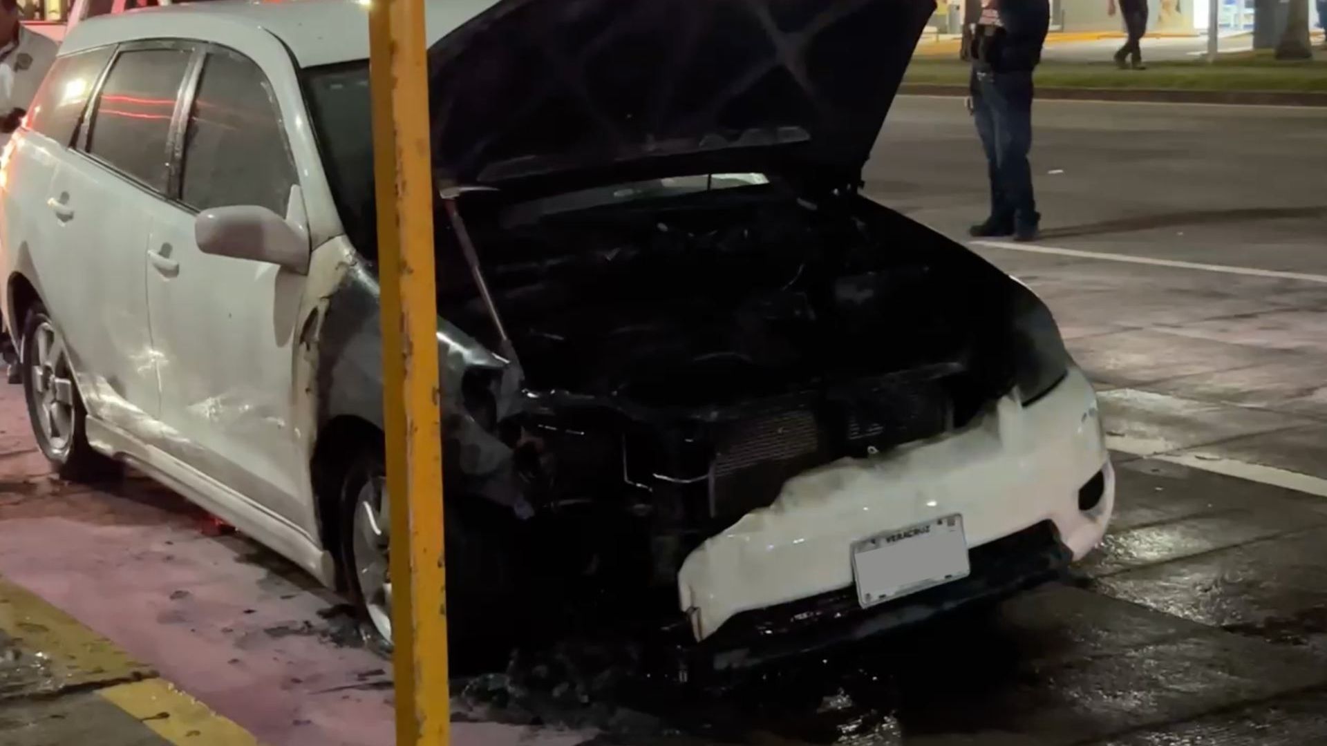 Auto se Incendia Frente al Banco de México y Provoca Movilización en Adolfo Ruiz Cortines Boca del Río Veracruz