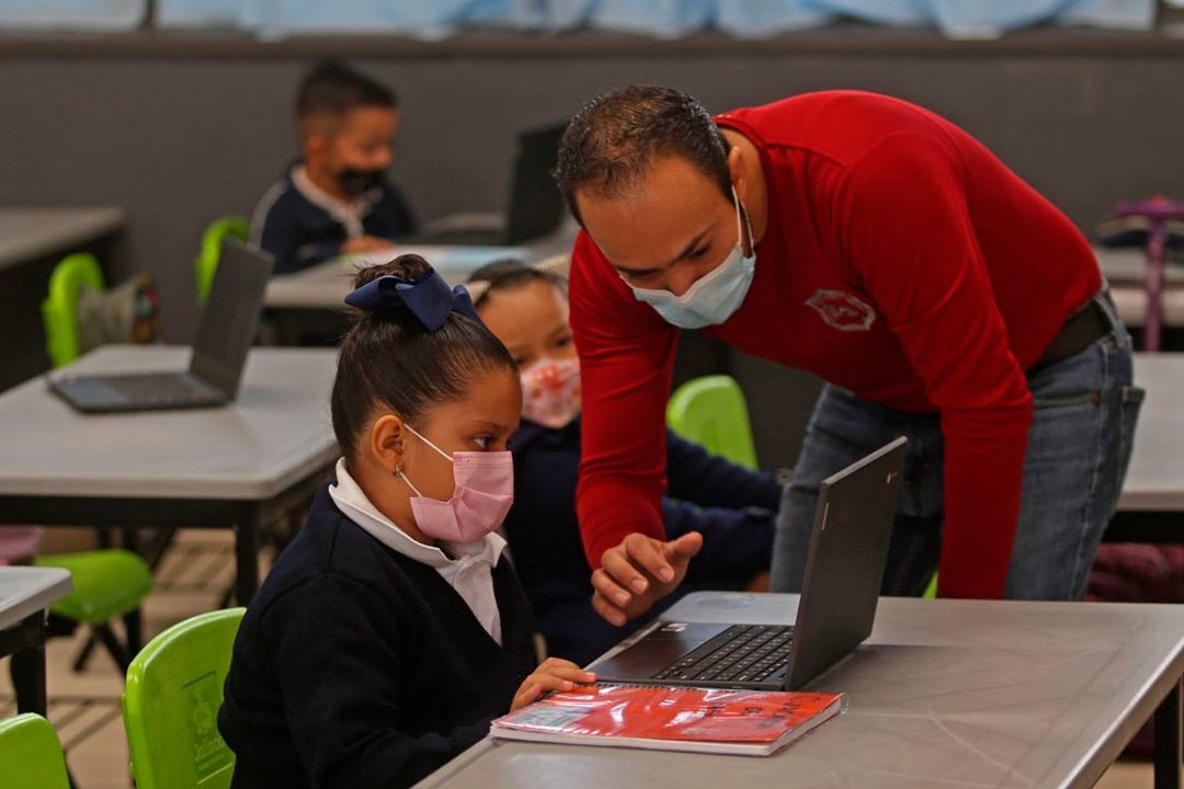 AMLO anunció un aumento salarial de 8.2% en promedio para el sector educativo, el cual será retroactivo desde enero pasado
