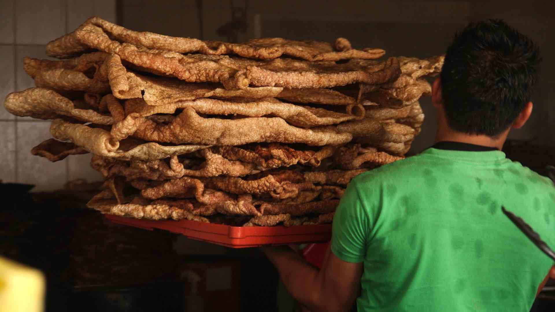 El chicharrón de cerdo se pueden encontrar en mercados, supermercados y carnicerías