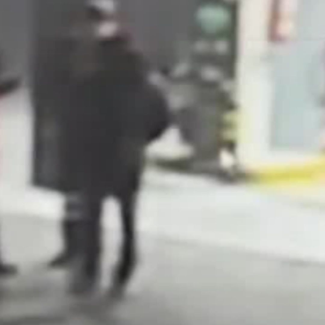 Hombres asaltando a trabajador