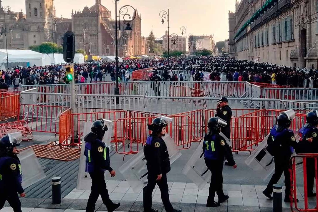 Maestros de la CNTE intentan entrar violentamente a Palacio Nacional