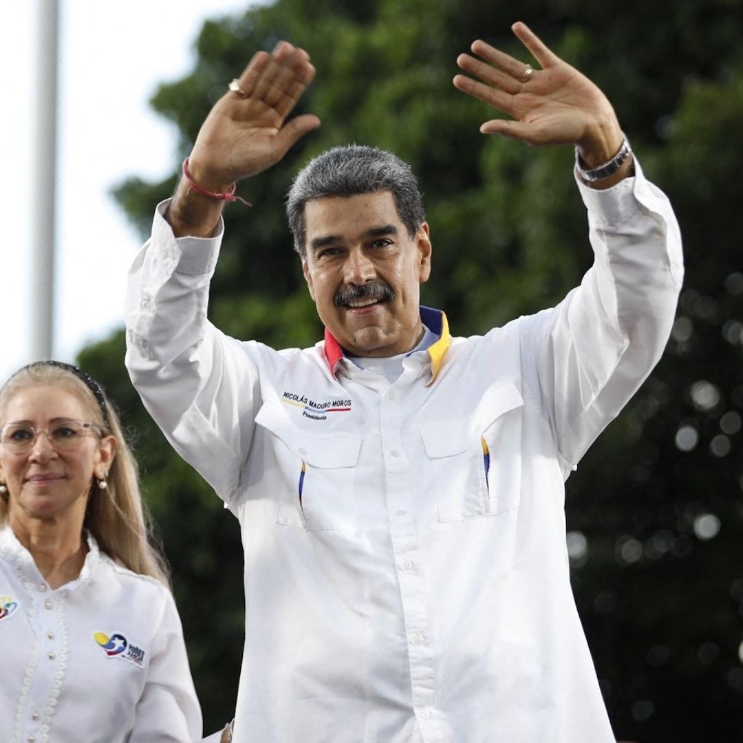 Colocan clavel rojo en curul de Cilia Flores, esposa de Nicolás Maduro