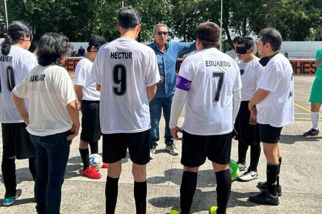 Ciegos y débiles visuales en Veracruz practican futbol