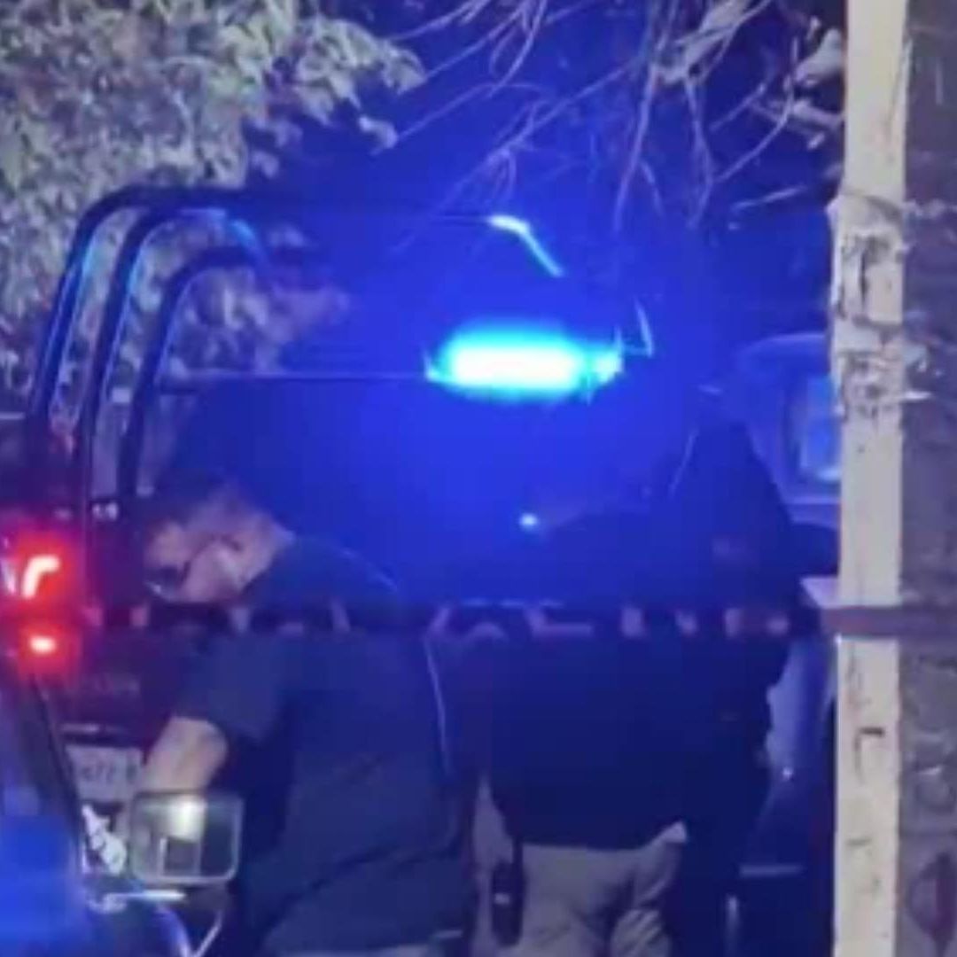 Autoridades en casa donde asesinaron a hombres