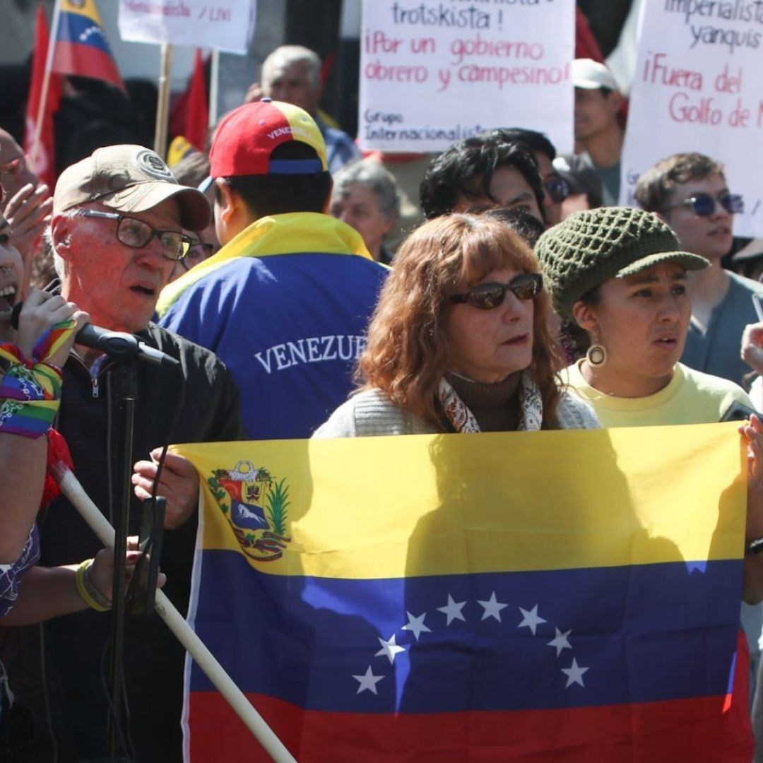 Una mujer con una bandera de Venezuela.
