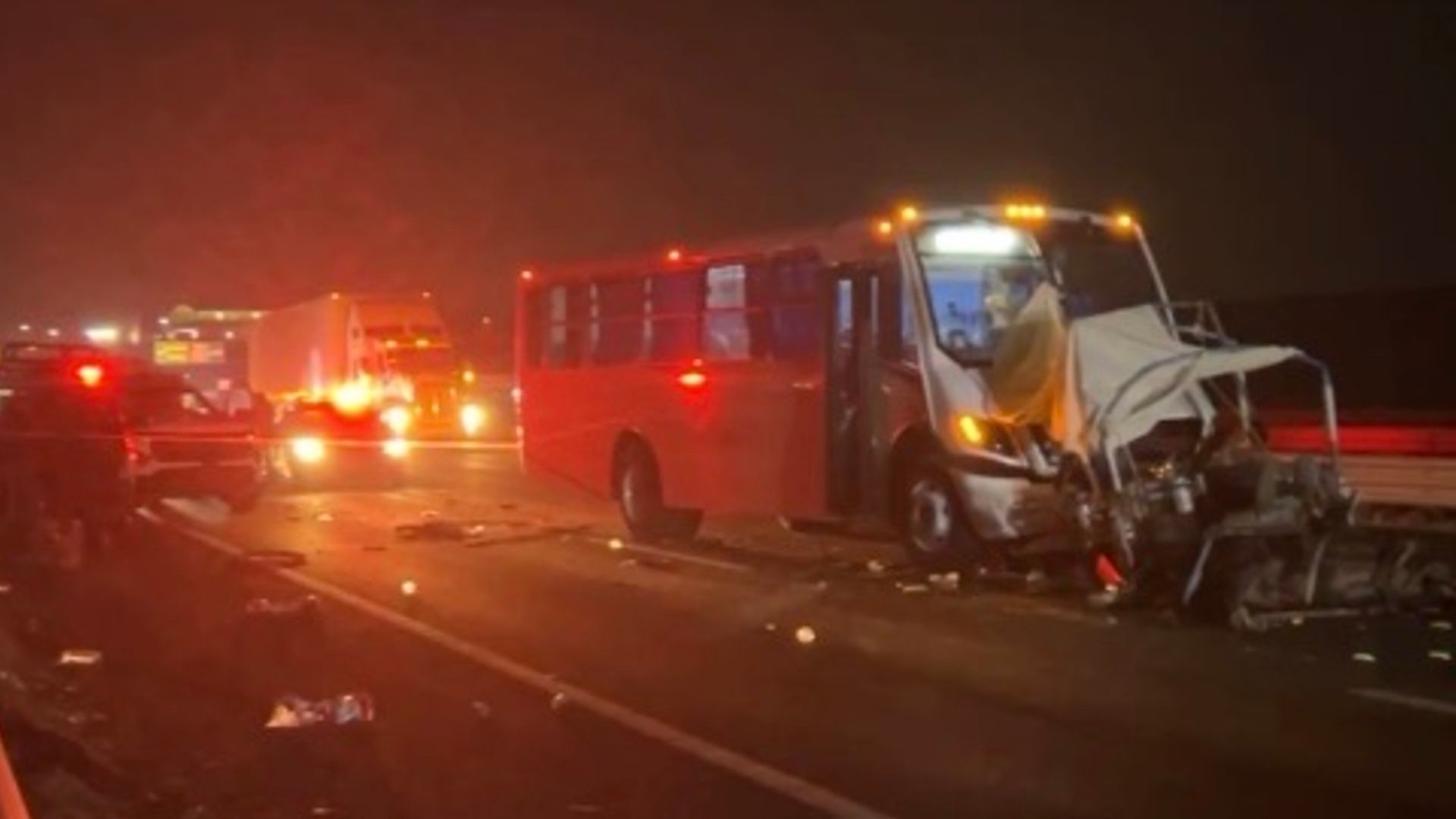 Mueren Dos Peregrinos en la Carretera Irapuato- Silao; Fueron Embestidos por un Autobús. Foto: N+
