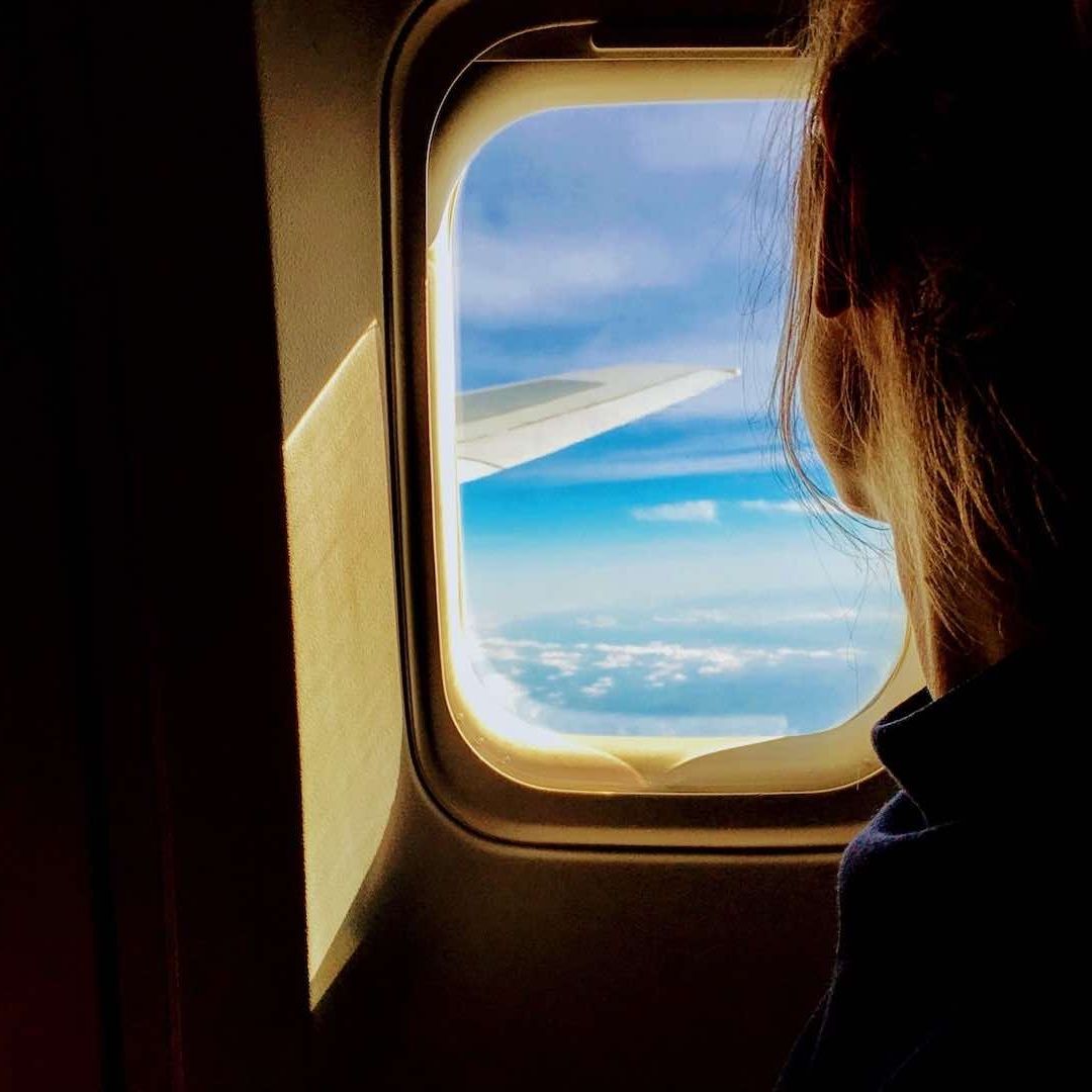 Los pasajeros de los aviones tienen que acatarse a las reglas del vuelo en todo momento