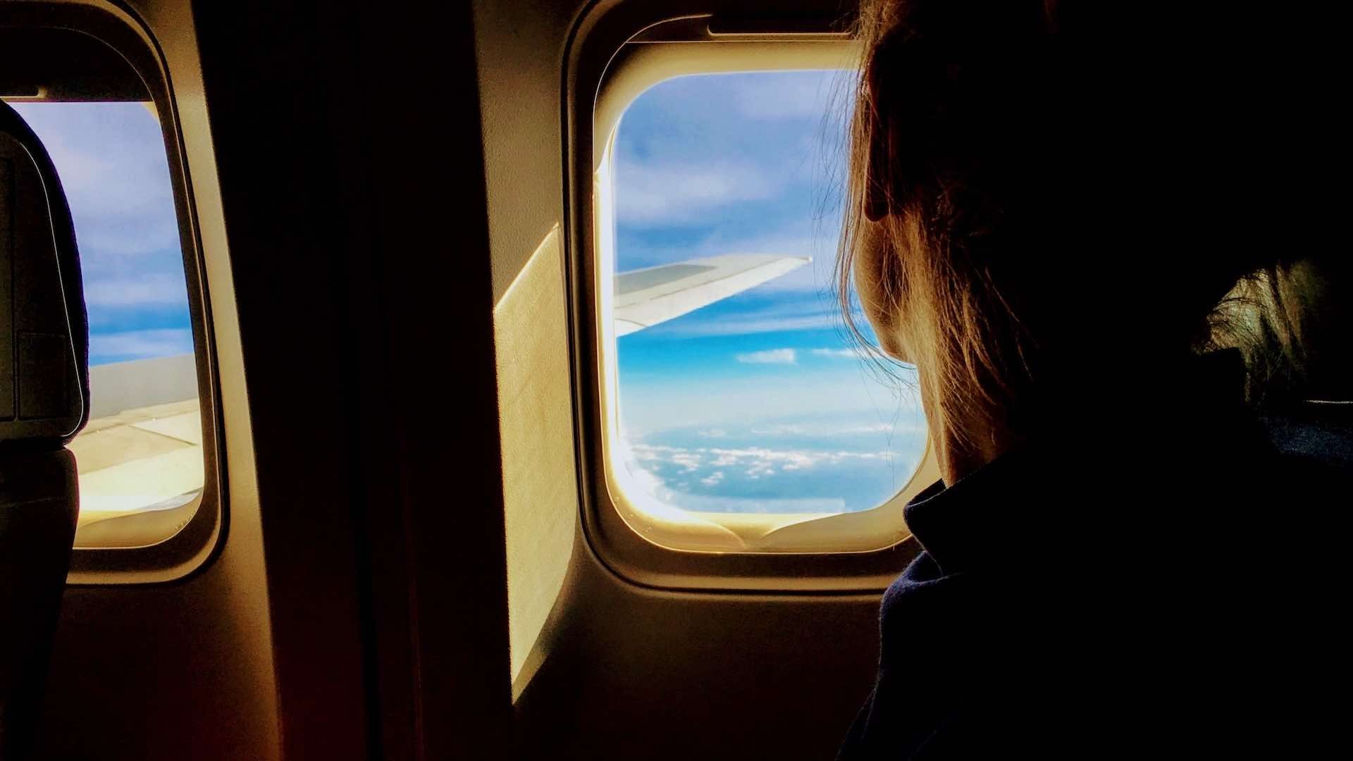 Los pasajeros de los aviones tienen que acatarse a las reglas del vuelo en todo momento