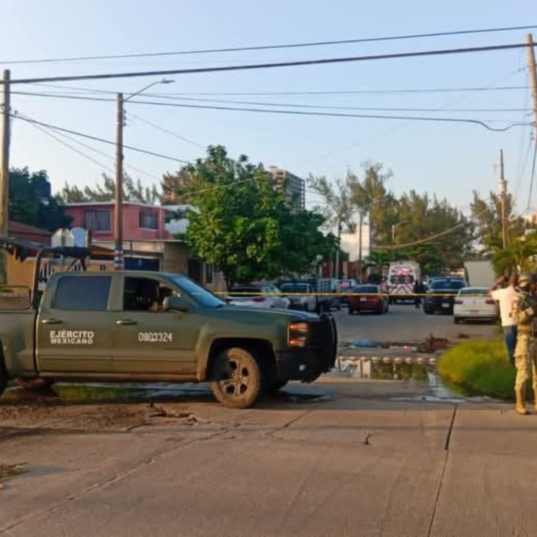Se reportó que al lugar llegaron sujetos no identificados y atacaron de manera directa accionando sus armas de fuego en repetidas ocasiones al hombre.